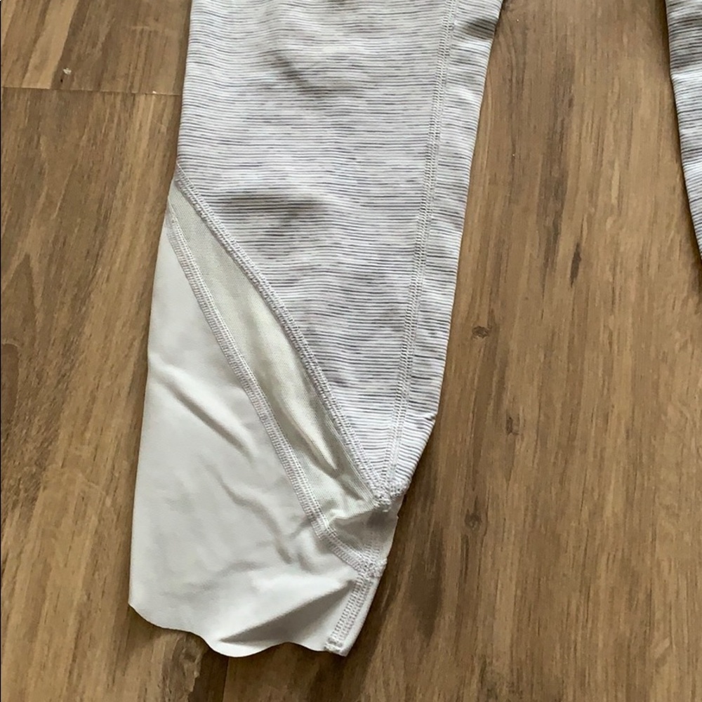 High rise LULU lemon leggings. Size 4 - Picture 5 of 6